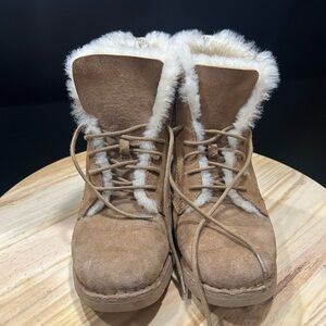 Chestnut colored Uggs that’s tie and fold down